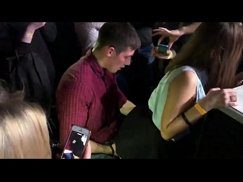 ❤️ Sèks reyèl nan yon nayklib Ris. Ti fi Ris 18-zan nan anus la ak vajen foutu nan yon nayklib ❤️❌ Jis pònografi nan nou